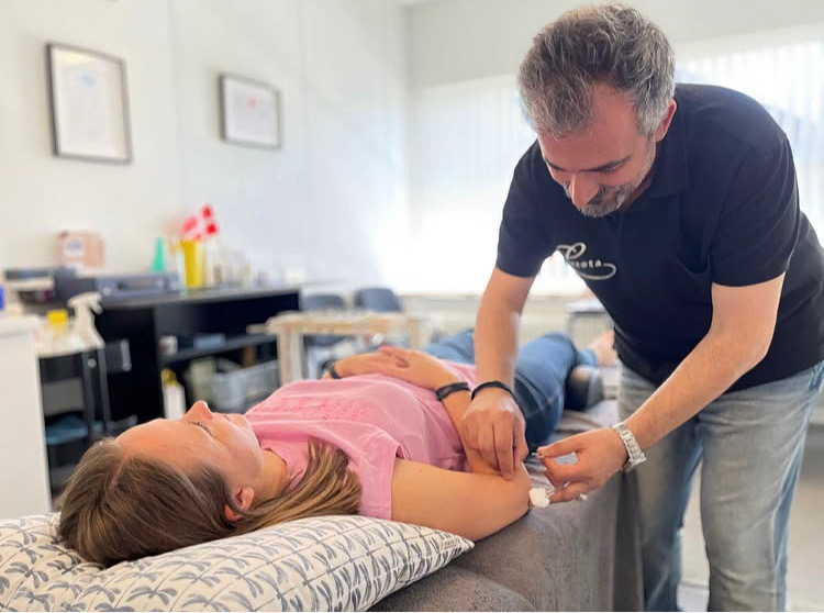 Miro Taba PhD behandler patient